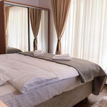 Nature Apartment - Minutes Away From The Old Town And Afi Mall Brasov Exterior photo
